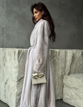 Светлая шуба из натуральной скандинавской норки