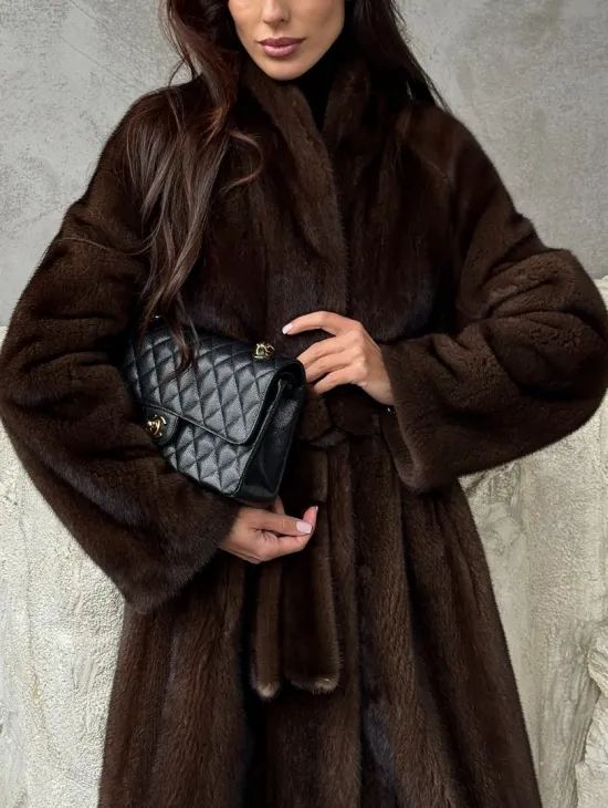 Пальто из норки с V-образным воротом