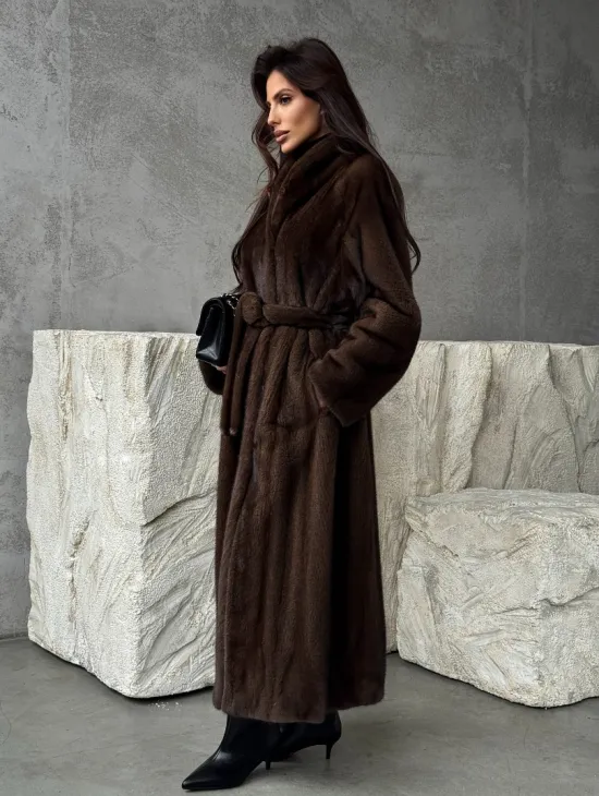Пальто из норки с V-образным воротом