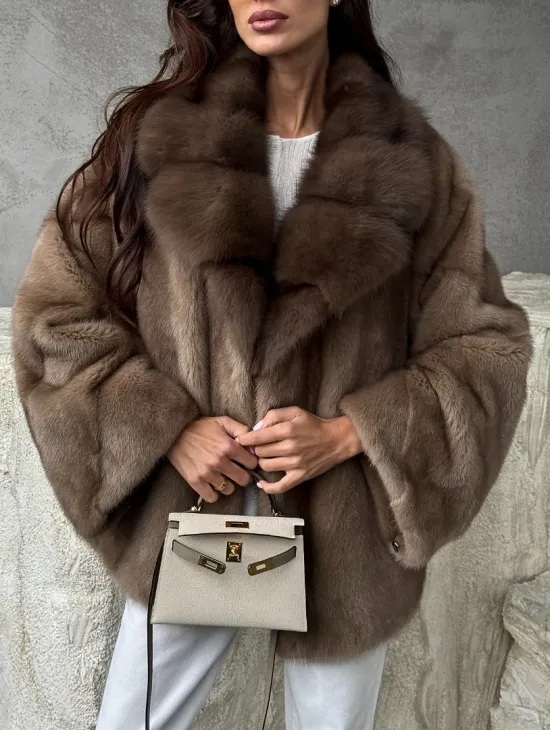 Короткая норковая шуба с воротником куницы