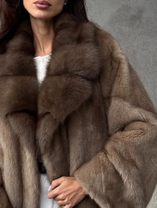 Короткая норковая шуба с воротником куницы