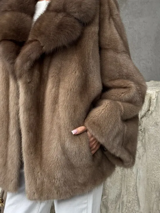 Короткая норковая шуба с воротником куницы