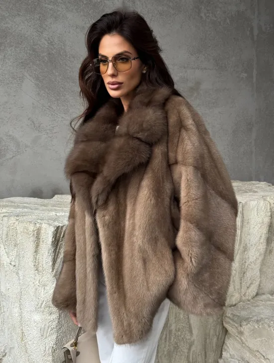 Короткая норковая шуба с воротником куницы