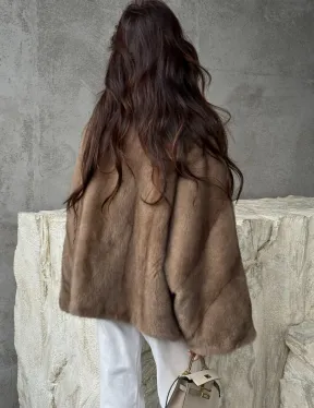 Короткая норковая шуба с воротником куницы