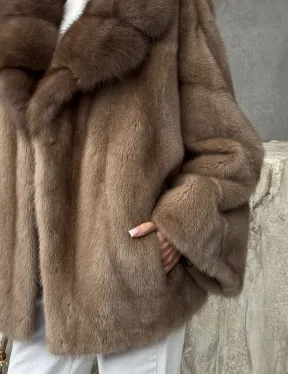 Короткая норковая шуба с воротником куницы