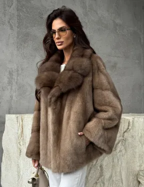 Короткая норковая шуба с воротником куницы