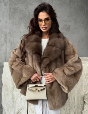 Короткая норковая шуба с воротником куницы