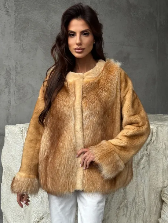 Норковый жакет с отделкой из меха енота