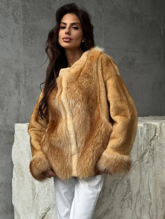 Норковый жакет с отделкой из меха енота