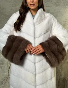 Белая норковая шуба с манжетами из меха куницы