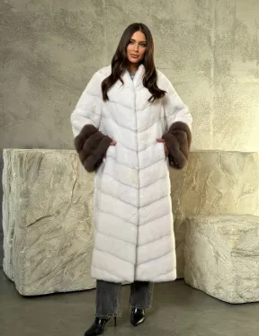Белая норковая шуба с манжетами из меха куницы