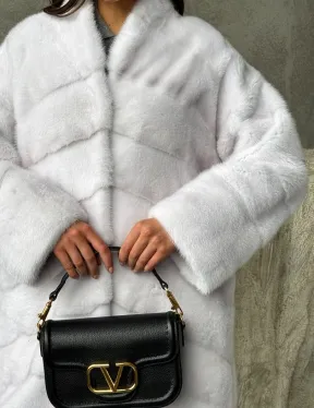 Белая норковая шуба с V-образным воротником