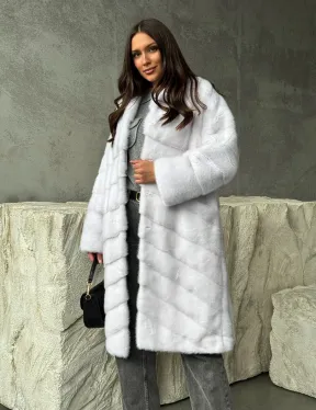 Белая норковая шуба с V-образным воротником