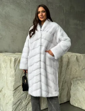 Белая норковая шуба с V-образным воротником