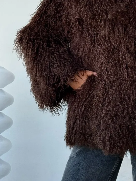 Коричневая шуба из ламы