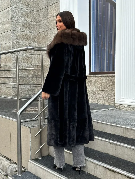 Черная норковая шуба с капюшоном куница