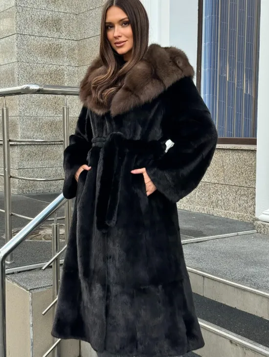 Черная норковая шуба с капюшоном куница