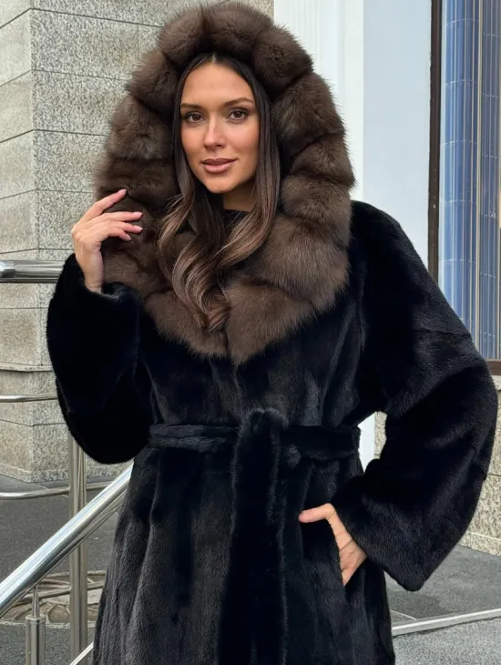 Черная норковая шуба с капюшоном куница