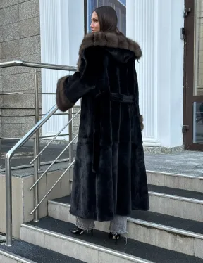Черная шуба из меха SAGA FURS с отделкой из куницы