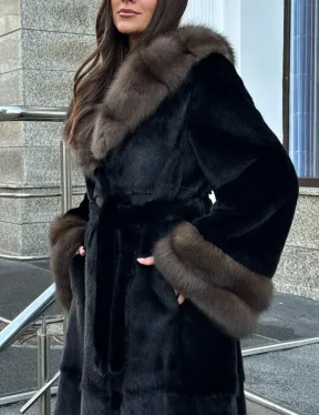 Черная шуба из меха SAGA FURS с отделкой из куницы
