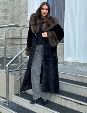 Черная шуба из меха SAGA FURS с отделкой из куницы