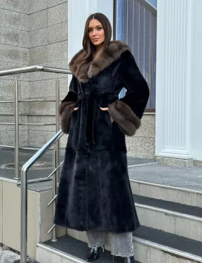 Черная шуба из меха SAGA FURS с отделкой из куницы
