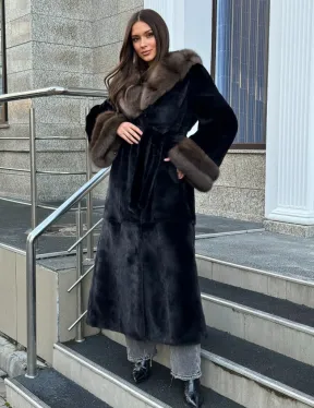 Черная шуба из меха SAGA FURS с отделкой из куницы