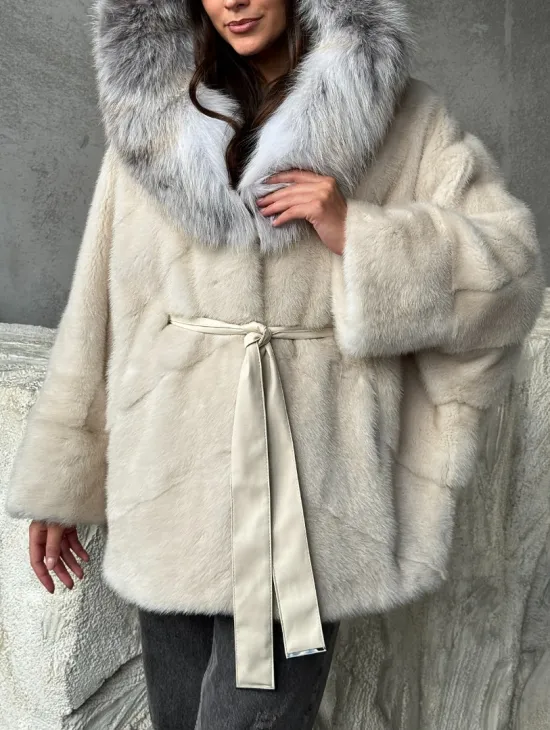 Светлая норковая шуба - летучка с капюшоном