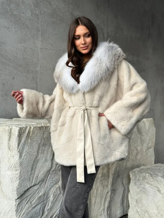 Светлая норковая шуба - летучка с капюшоном