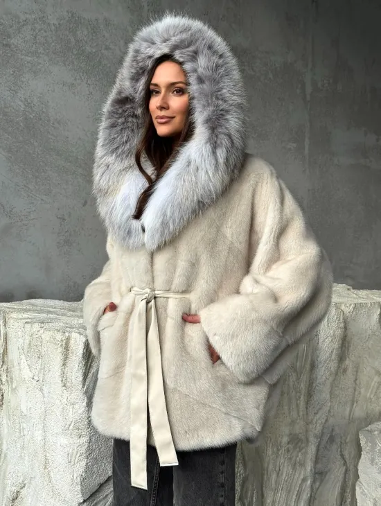 Светлая норковая шуба - летучка с капюшоном