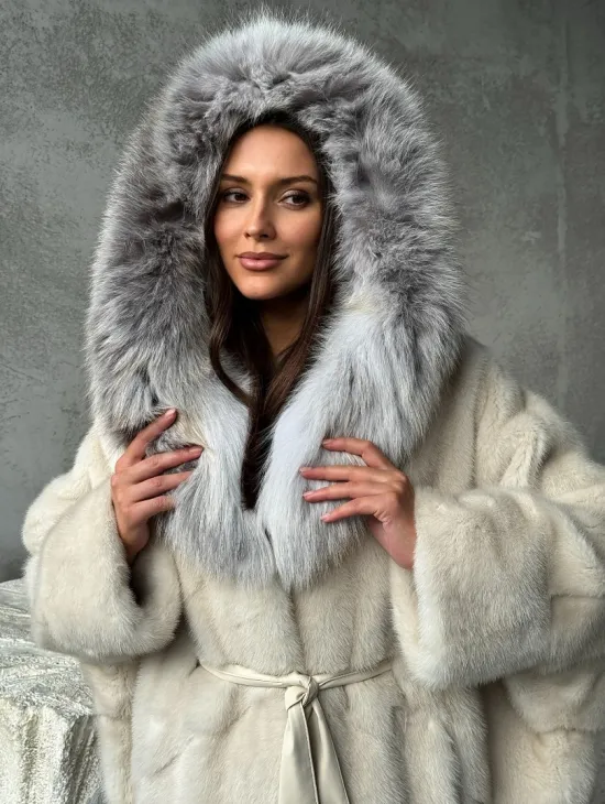 Светлая норковая шуба - летучка с капюшоном