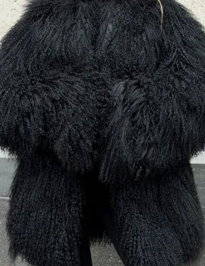 Черная шуба из ламы V-образный вырез