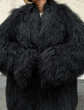 Черная шуба из ламы V-образный вырез