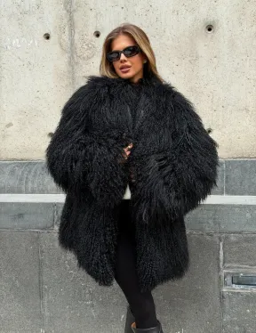Черная шуба из ламы V-образный вырез