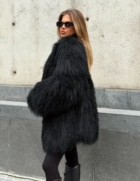 Черная шуба из ламы V-образный вырез