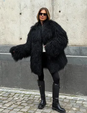 Черная шуба из ламы V-образный вырез