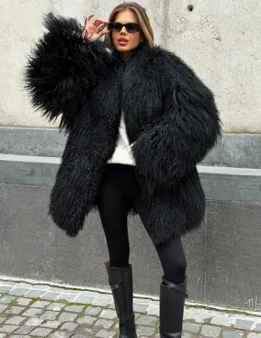 Черная шуба из ламы V-образный вырез