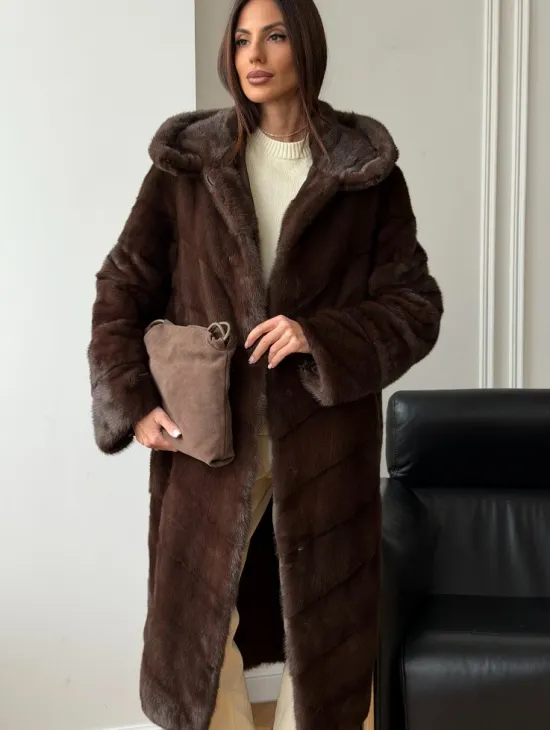 Коричневая норковая шуба с капюшоном