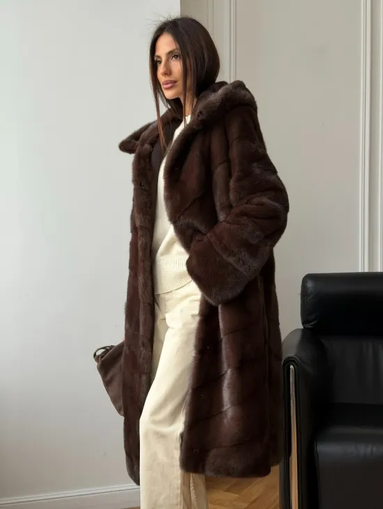Коричневая норковая шуба с капюшоном