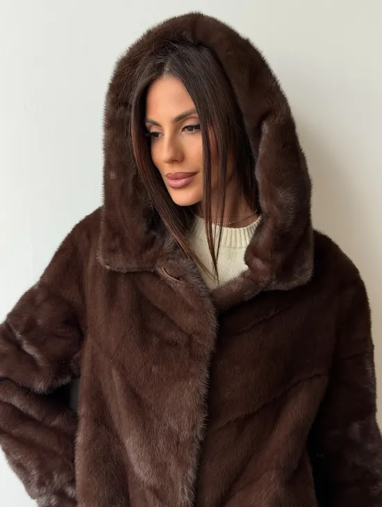 Коричневая норковая шуба с капюшоном