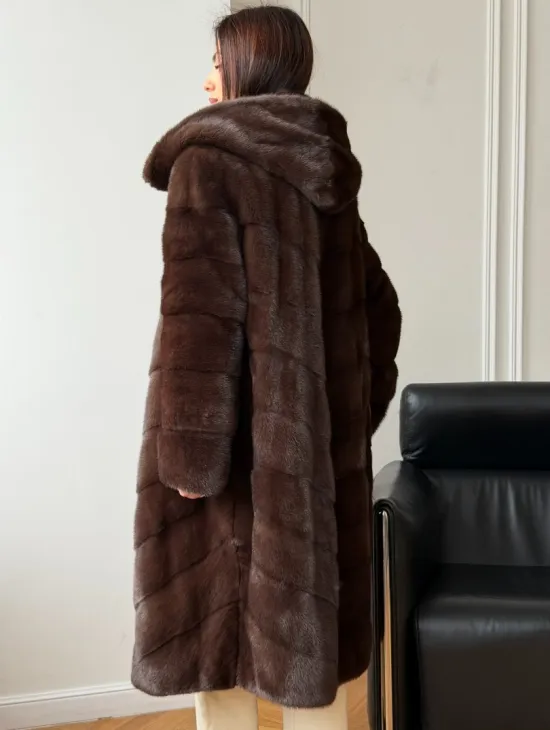 Коричневая норковая шуба с капюшоном