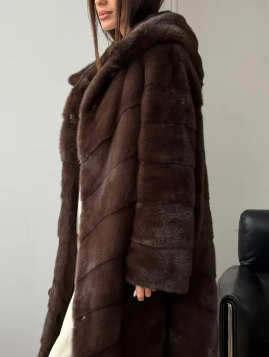 Коричневая норковая шуба с капюшоном