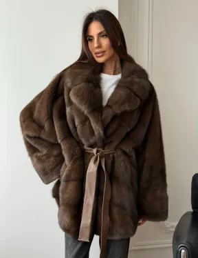 Коричневый полушубок с воротником куницы - летучая мышь