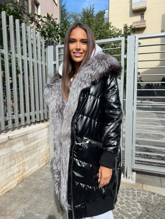 Пуховое пальто с меховым капюшоном из чернобурой лисы