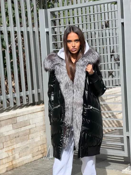 Пуховое пальто с меховым капюшоном из чернобурой лисы