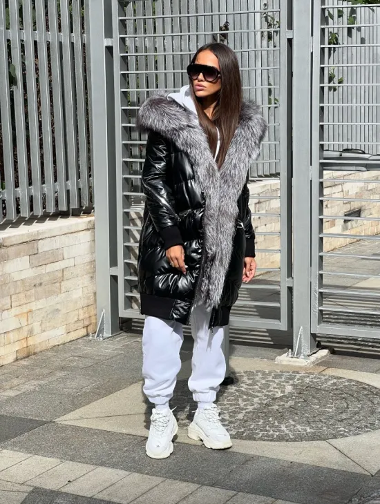 Пуховое пальто с меховым капюшоном из чернобурой лисы