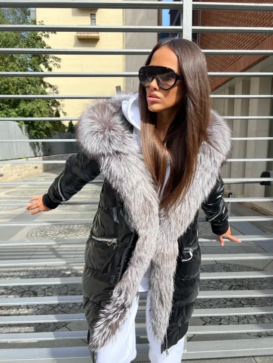 Пуховое пальто с меховым капюшоном из чернобурой лисы