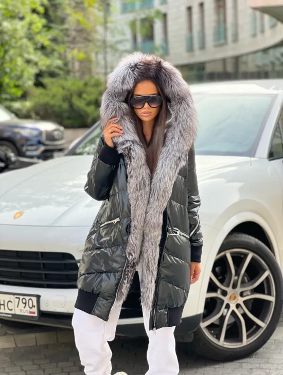 Пуховое пальто с меховым капюшоном из чернобурой лисы