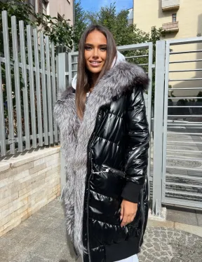 Пуховое пальто с меховым капюшоном из чернобурой лисы