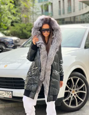 Пуховое пальто с меховым капюшоном из чернобурой лисы